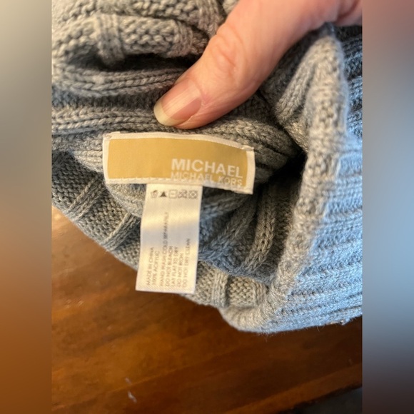 Michael Kors Grey Winter Hat with pompom - Picture 4 of 6